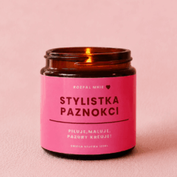 Świeczka sojowa w szkle z różową etykietą i napisem stylistka paznokci
