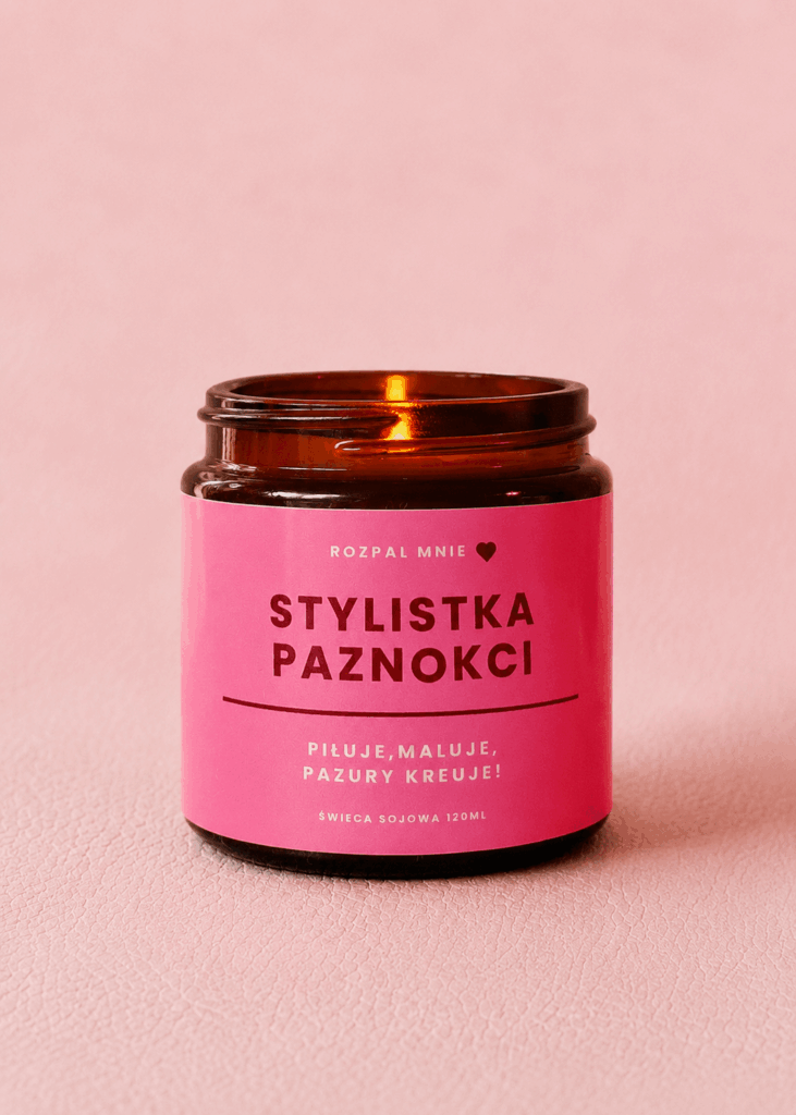 Świeczka sojowa w szkle z różową etykietą i napisem stylistka paznokci