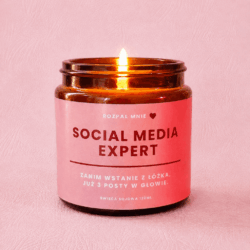 Świeczka sojowa z napisem na etykiecie social media expert