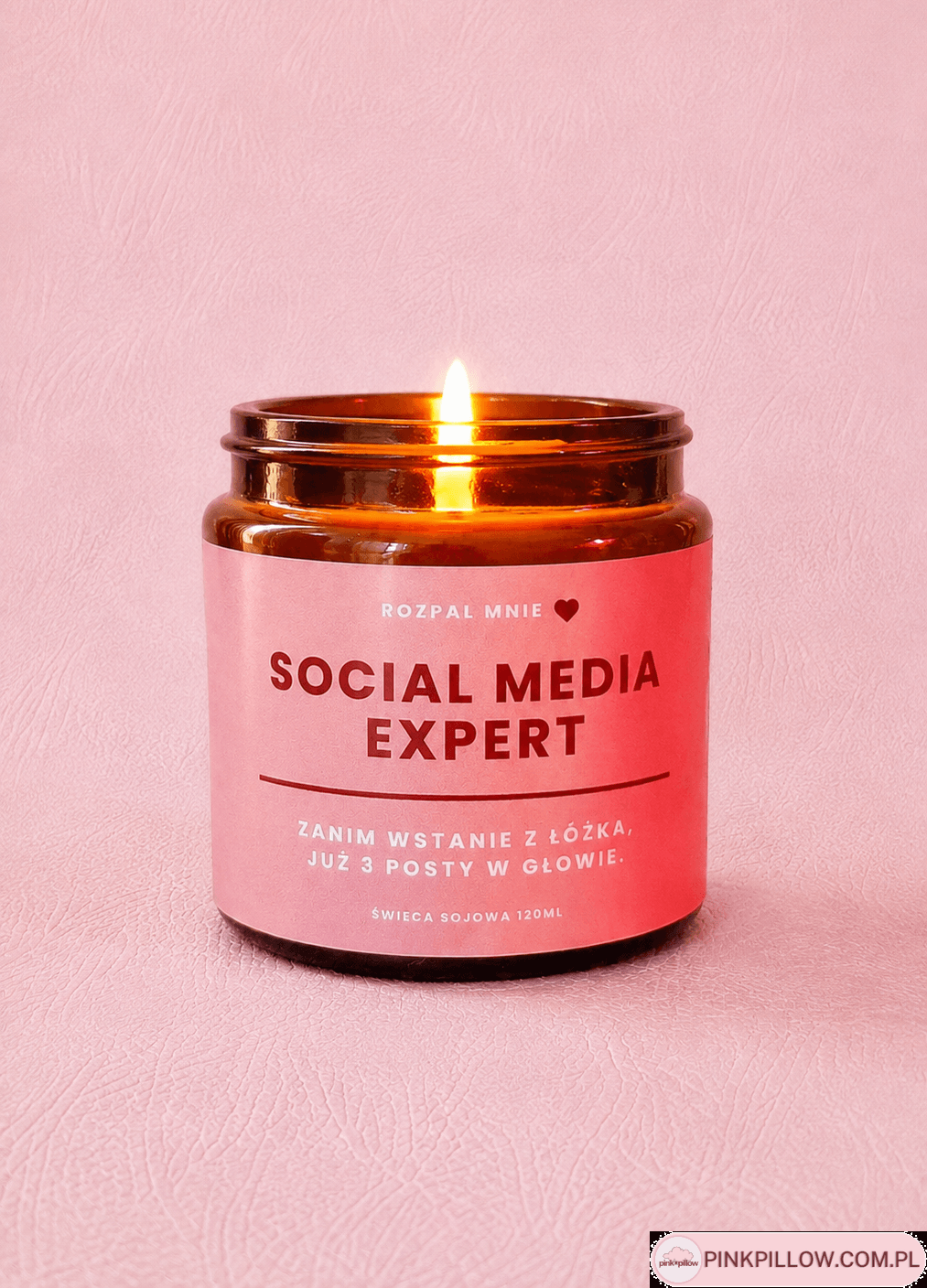 Świeczka sojowa z napisem na etykiecie social media expert