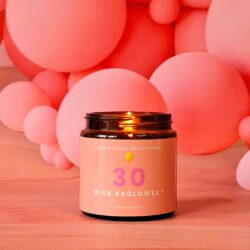 Świeczka sojowa z napisem 30 dla kobiety z okazji 30 urodzin.