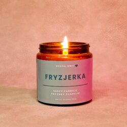 Zapalona Świeczka sojowa w brązowym szkle z napisem Fryzjerka.