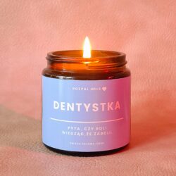 Świeca sojowa z napisem dentystka w brązowym szkle o pojemności 120 ml - prezent dla dentystki