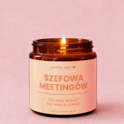 Świeczka sojowa z napisem na etykiecie szefowa meetingów