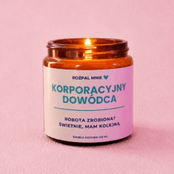 Świeczka sojowa dla szefowej korporacji z napisem na etykiecie korporacyjny dowódca