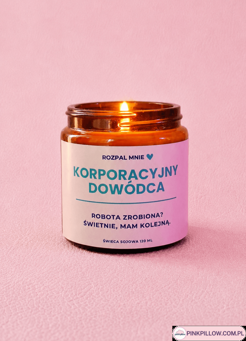 Świeczka sojowa dla szefowej korporacji z napisem na etykiecie korporacyjny dowódca