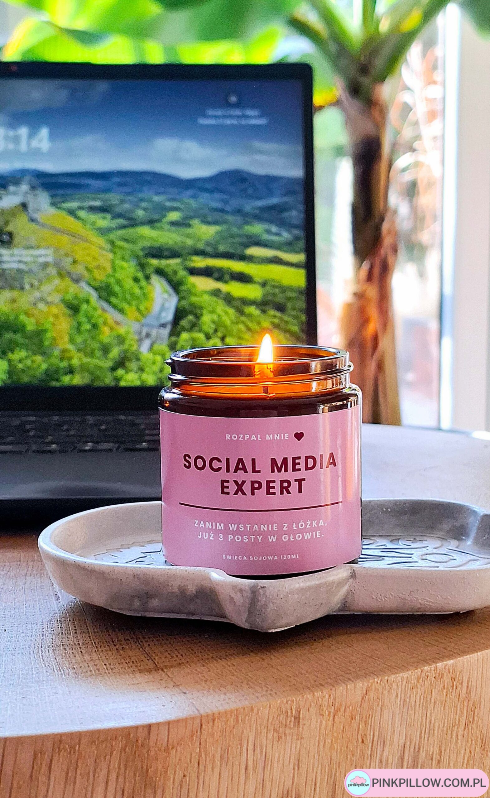 Zapachowa świeca sojowa handmade dla specjalisty od social media
