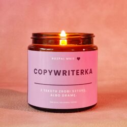 Zapachowa świeca sojowa handmade w brązowym szkle - pomysł na prezent dla copywriterki