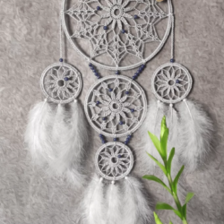 Szary Łapacz snów na szydełku z Lapis Lazuli